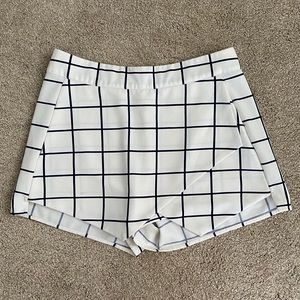 White and navy blue plaid short skorts
